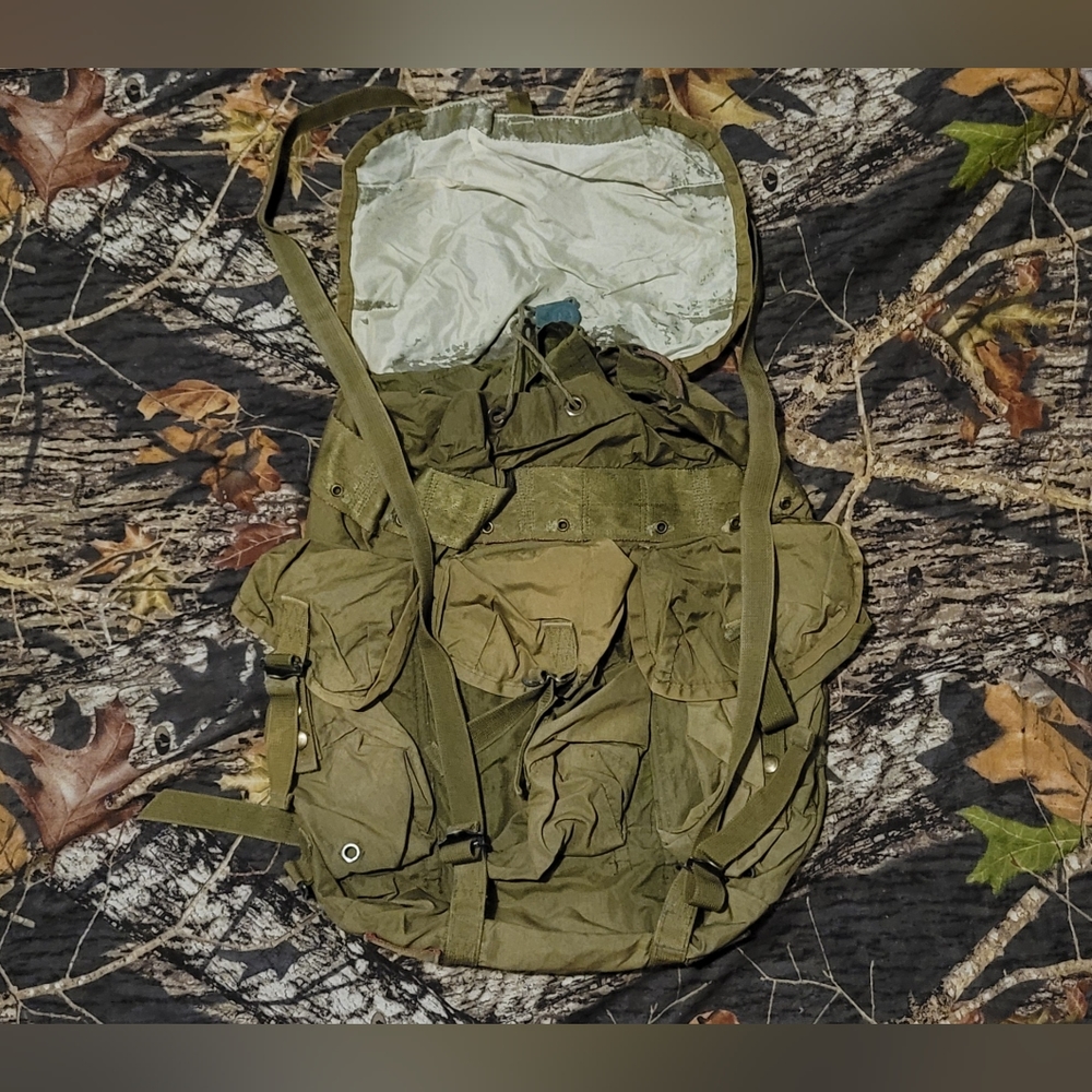 VINTAGE VIETNAM ERA MILITARY RUCKSACK